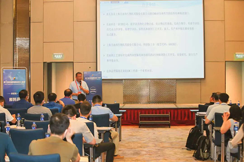 马建国博士上台颁发演讲 马建国博士上台颁发演讲