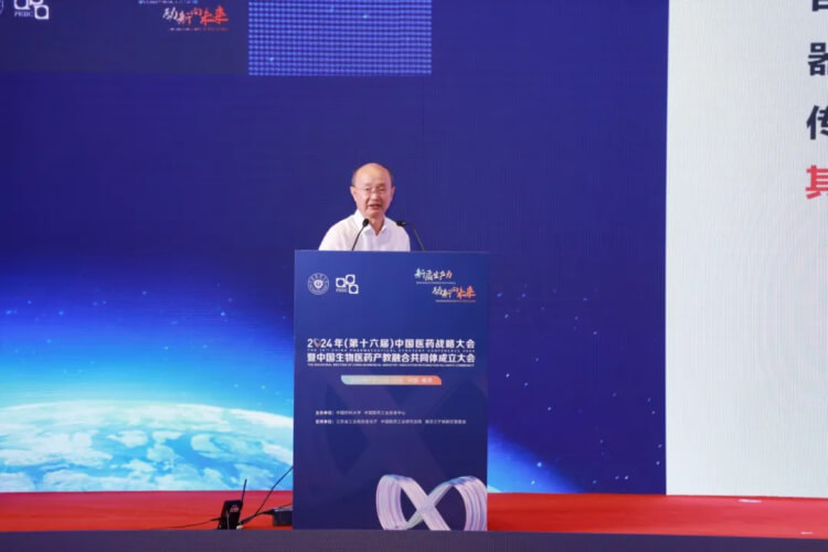 中国工程院院士王军志作汇报.jpg 中国工程院院士王军志作汇报.jpg
